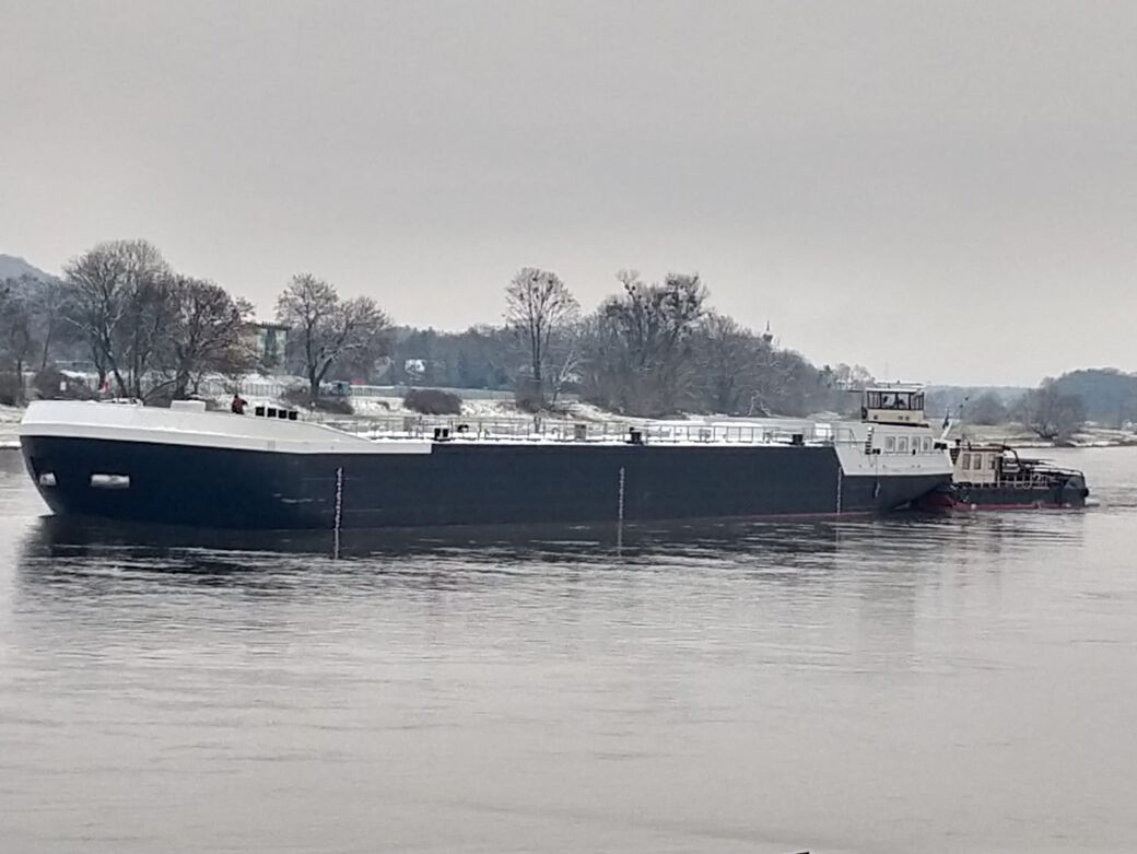 Der Schubverband passiert das Laubegaster Ufer