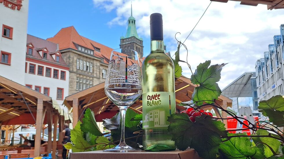 Wein - weil keine große Geschichte mit Salat begonnen hat. Wie wahr! Das Weinfest, das am Freitag in der Innenstadt eröffnet wird, ist diesmal größer als in den Vorjahren.
