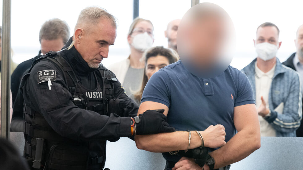 Ein Angeklagter kommt im Prozess gegen insgesamt sieben mutmaßliche Linksextremisten in das Oberlandesgericht Dresden (OLG).