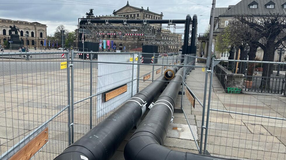 Die Fernwärmerohre verlaufen weiter auf den Theaterplatz, liegen unmittelbar vorm Italienischen Dörfchen