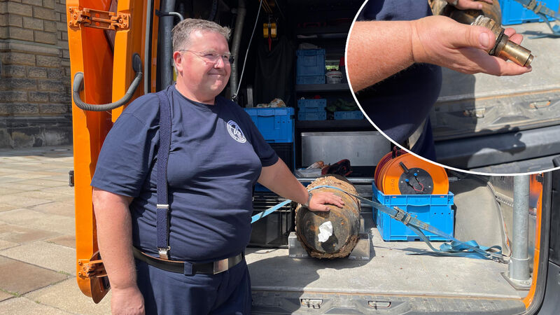 Sprengmeister Holger Klemig mit der im August entschärften Bombe