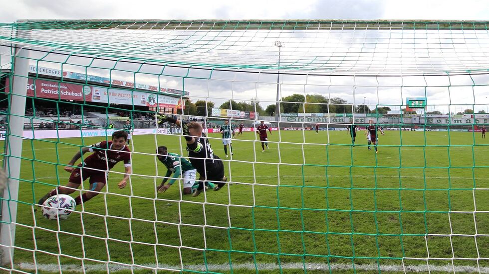 Philipp Hosiner trifft zum 0:1 für die SGD