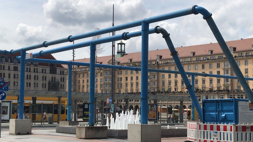 So stand das blaue Entwässerungssystem einst vor dem Kulturpalast. 2019 verschwanden sie. (Archivbild) So stand das blaue Entwässerungssystem einst vor dem Kulturpalast. 2019 verschwanden sie. (Archivbild)