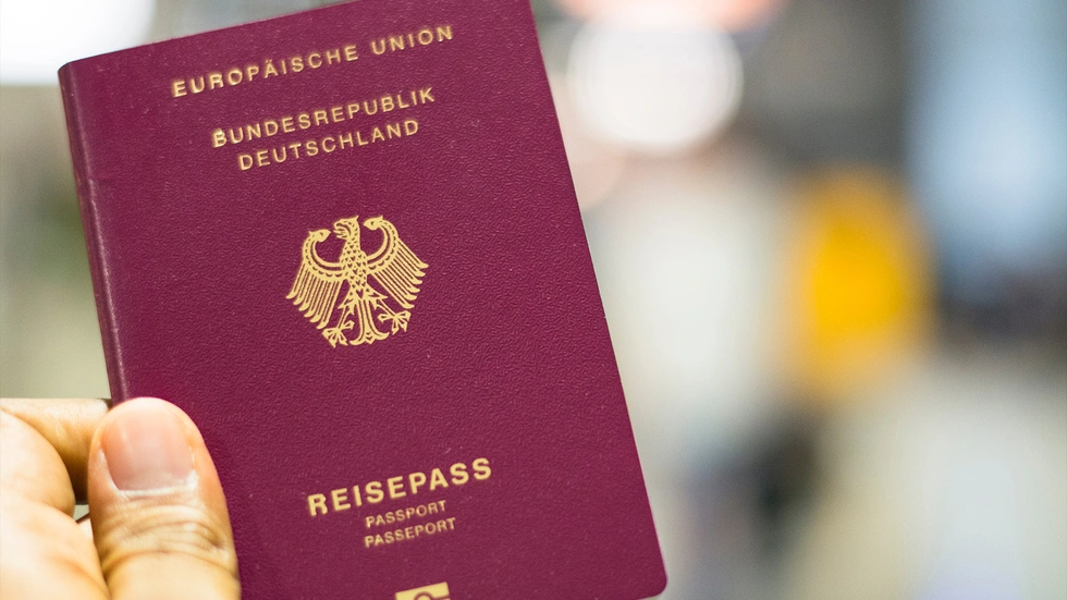 Dokumente wie den Reisepass können sich Dresdner nun auch aus der Box abholen. (Symbolbild)