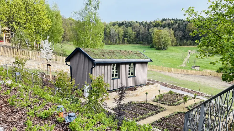 Im Gartenhäuschen befindet sich eine Küche, in der Kinder Kräuterlimonade herstellen oder beim Honigschleudern zuschauen können