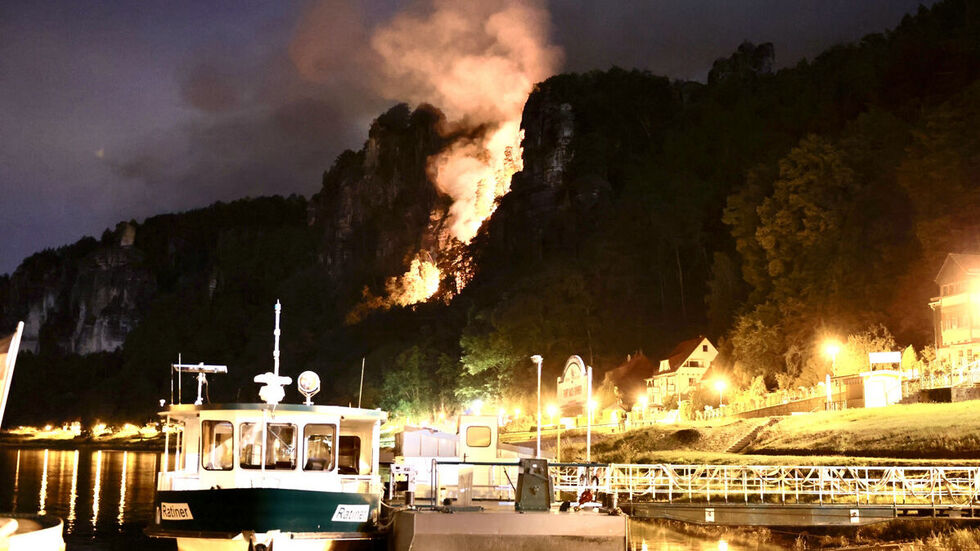 Die Flammen schlugen hoch unterhalb der Bastei - ausgelöst durch weggeworfene Shisha-Kohle