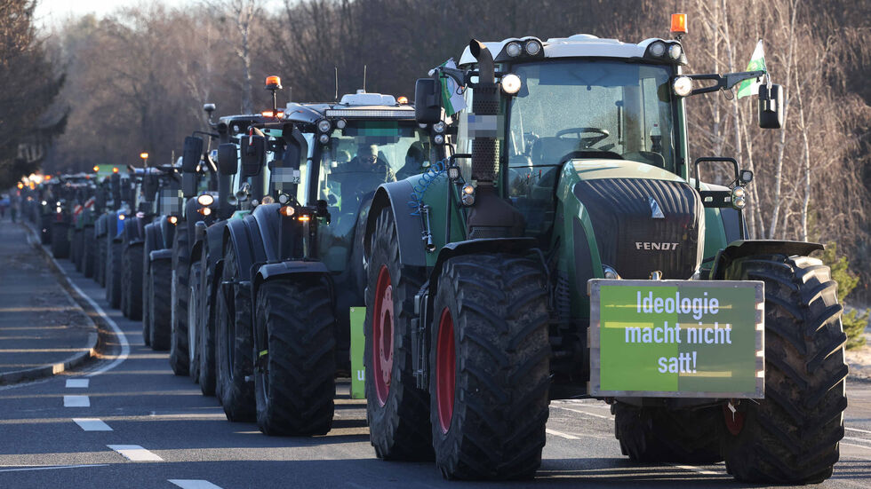 Hunderte Traktoren rollten über die B6 bei Rossendorf Richtung Dresden