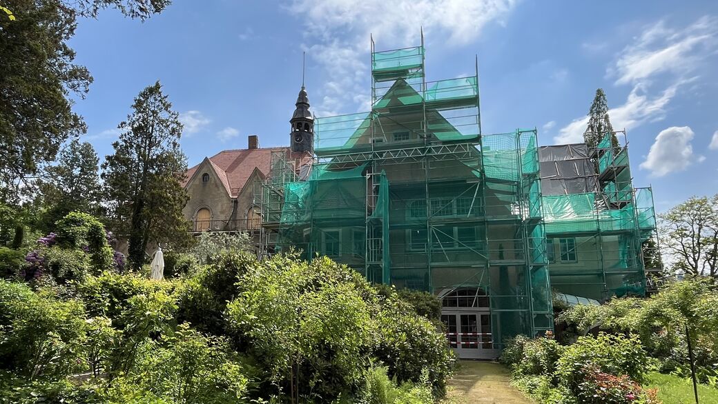 Vom Schlosspark aus kann man die Renovierung des Dachstuhls sehen