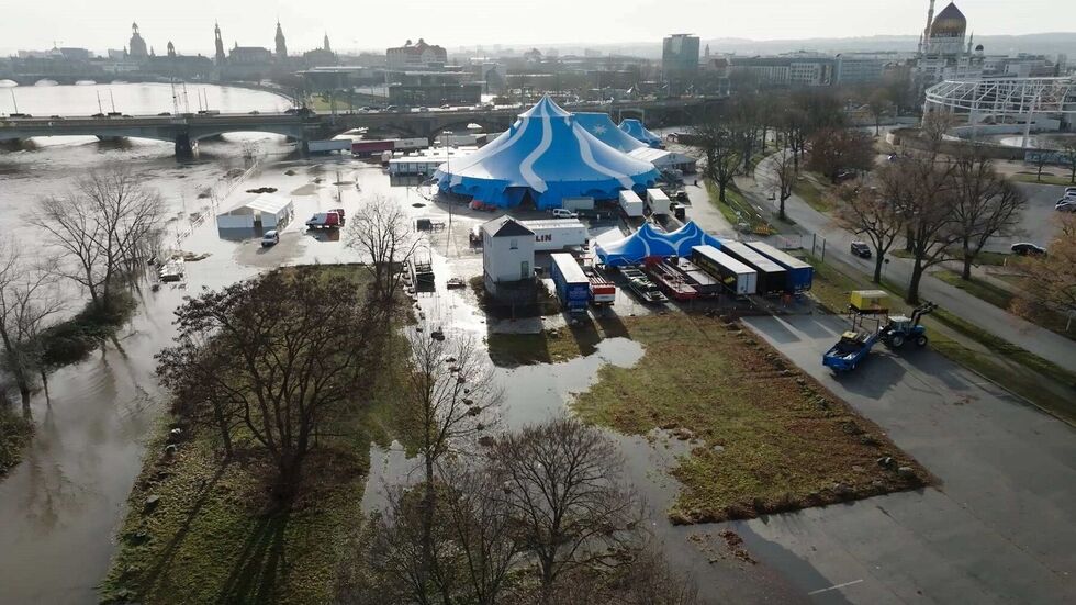 Der Zirkus steht direkt an der Elbe Der Zirkus steht direkt an der Elbe