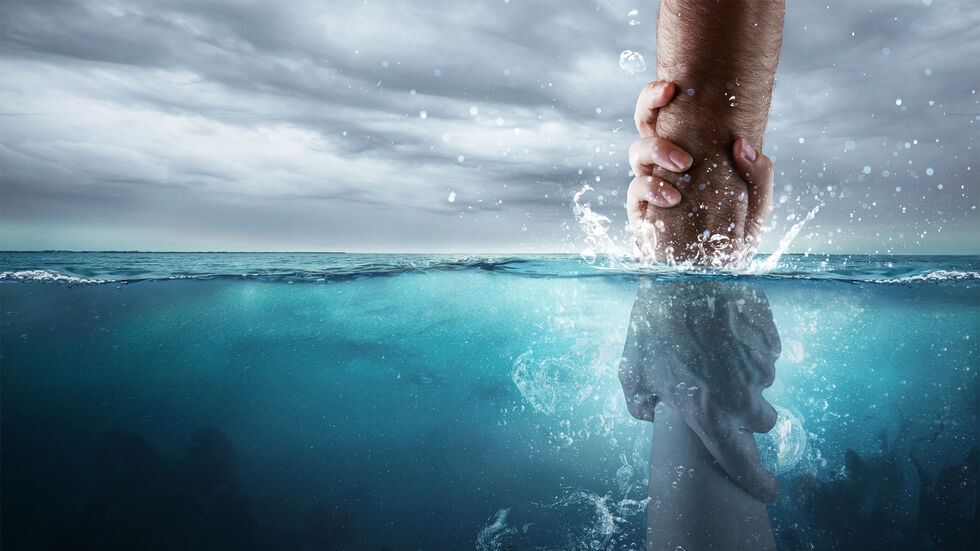 gegenseitig helfen. Hände im Wasser