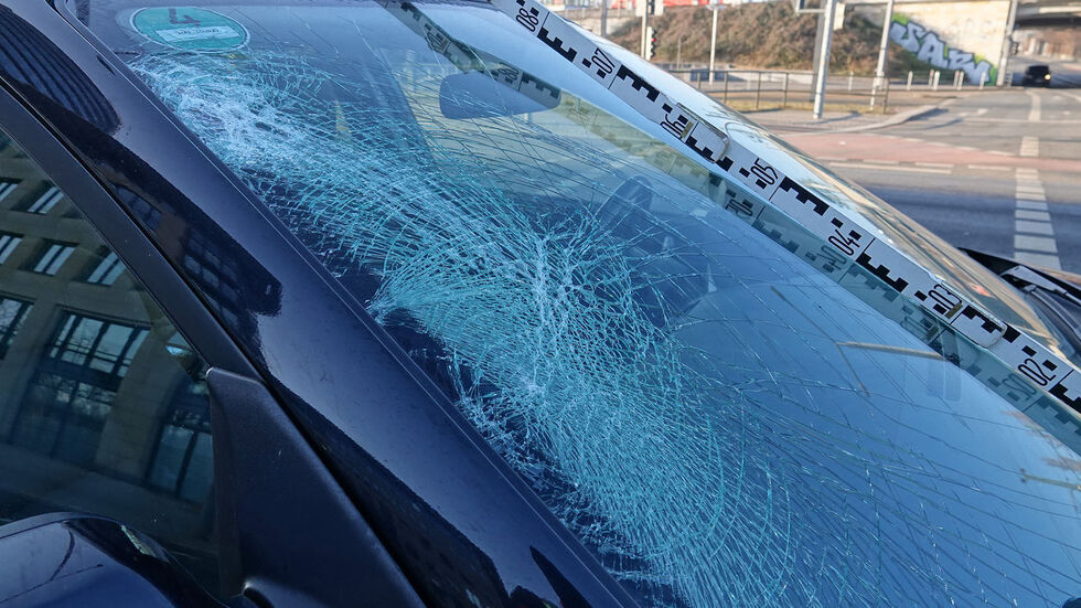 Durch den Zusammenstoß wurde der Mazda beschädigt