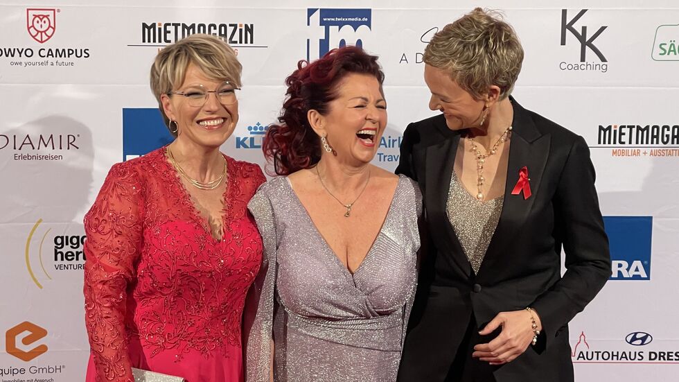 Die beiden Moderatoren Andrea Ballschuh (l.) und Karen Heinrichs (r.) mit HOPE-Initiatorin Viola Klein. Die beiden Moderatoren Andrea Ballschuh (l.) und Karen Heinrichs (r.) mit HOPE-Initiatorin Viola Klein.