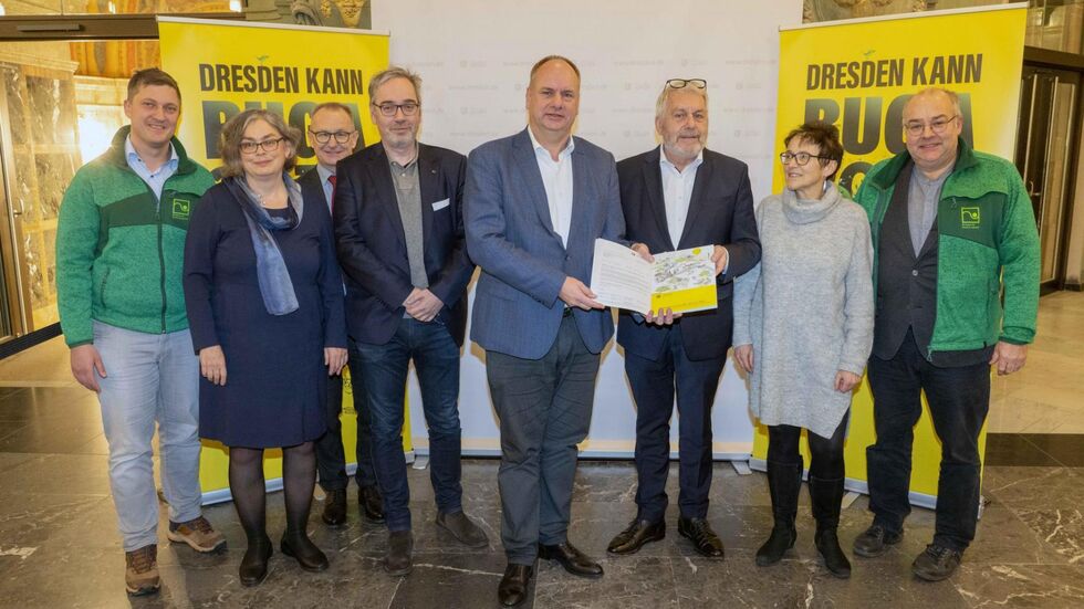 OB Hilbert (M.) bei der Übergabe der Machbarkeitsstudie an BUGA-Chef Jochen Sandner (3.v.r.).