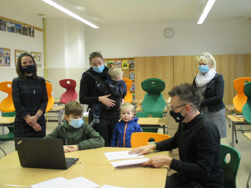 Paul aus der 6. Klasse nimmt sein Notebook entgegen