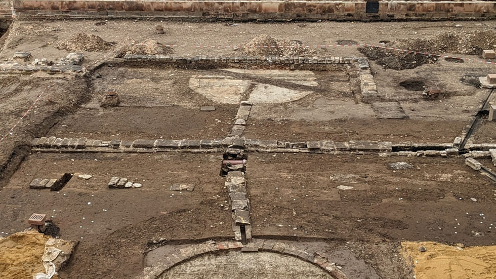 Die beiden Fundamente der ehemaligen Wasserbecken sind kreisrund. Die beiden Fundamente der ehemaligen Wasserbecken sind kreisrund.