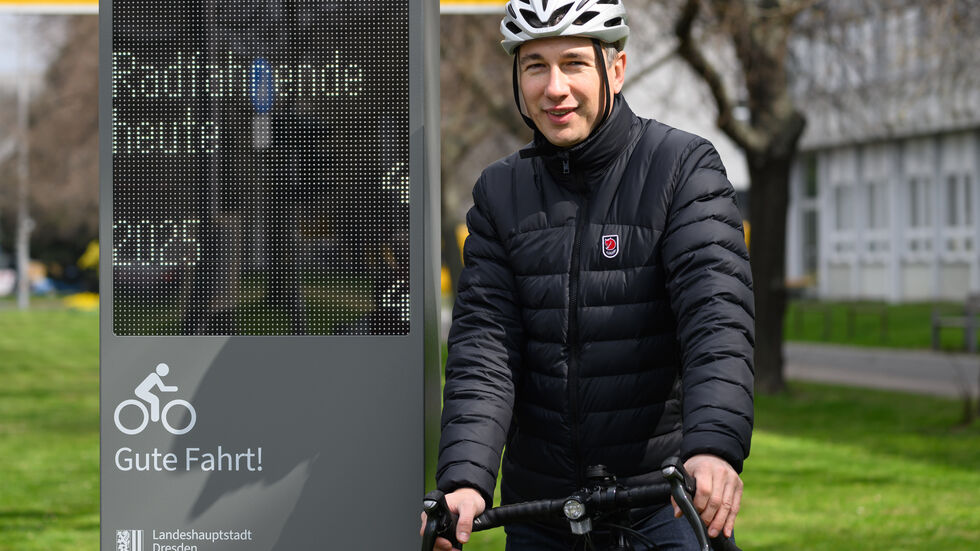 Baubürgermeister Kühn weihte im April die ersten Fahrradbarometer an der St.-Petersburger-Straße ein, weitere sollen folgen