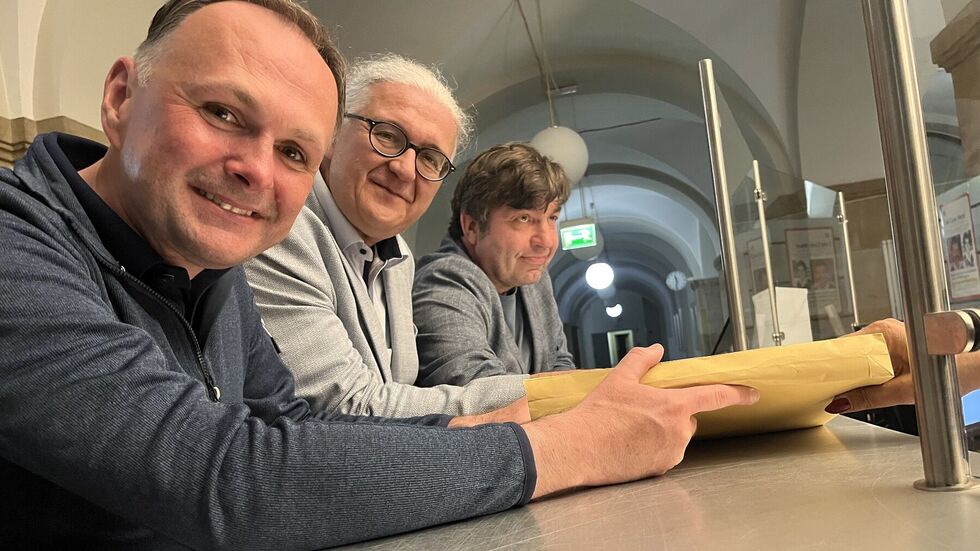 Das Beweisfoto: hier werden die Unterschriften übergeben