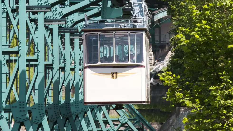Die Dresdner Schwebebahn ist für mehrere Wochen nicht mehr unterwegs. (Archivbild)