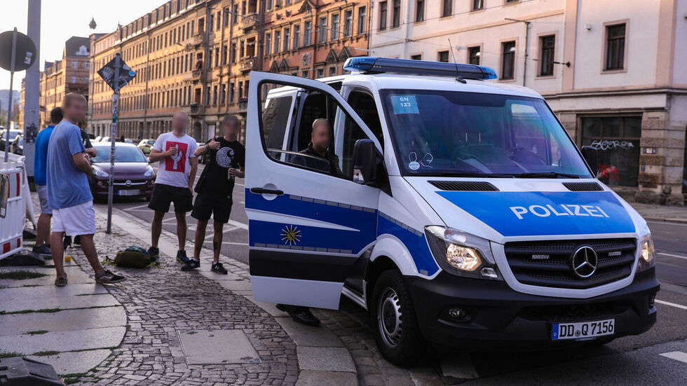 Polizisten bei einer Kontrolle in der Dresdner Neustadt. (Archivbild)