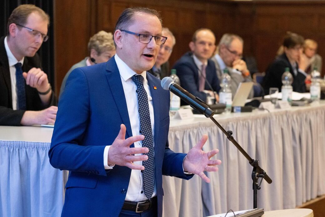 AfD-Bundesvorsitzender und Fraktionsvorsitzender der AfD spricht während einer Sondersitzung des Kreistags.