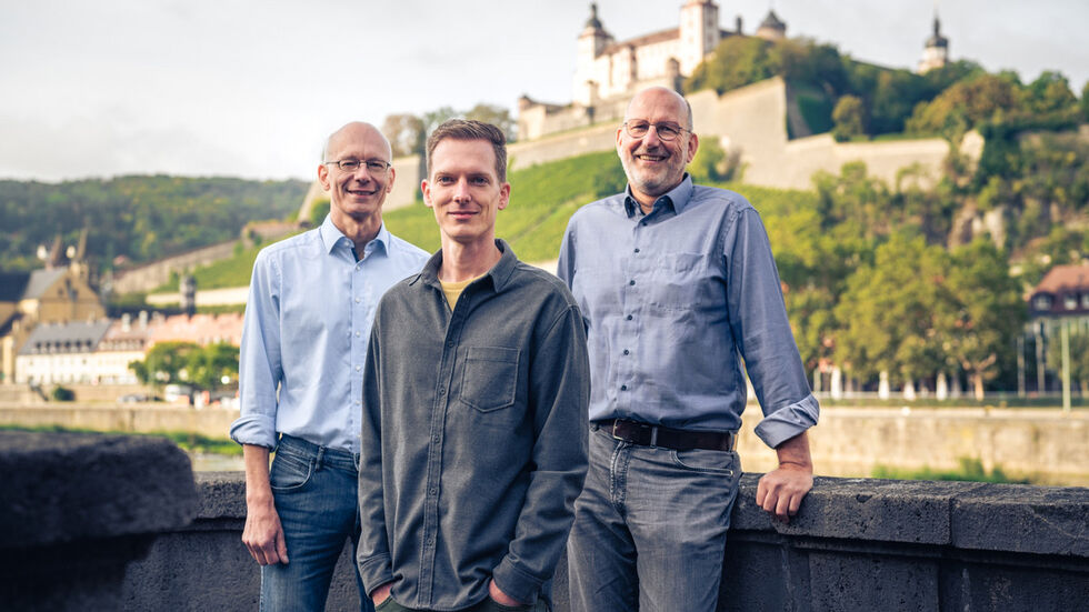 Einige der Köpfe hinter App: Spiele-Entwickler Phillip Stollenmayer (M.), TU Dresden Physiker Prof. Matthias Vojta (l.) und der Physiker Ralph Claessen von der Uni in Würzburg.
