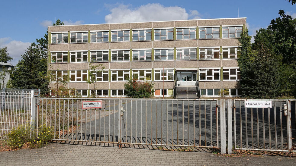 Auf die ehemalige Schule an der Alexander-Herzen-Straße in Dresden-Klotzsche gab es erneut einen Brandanschlag. Auf die ehemalige Schule an der Alexander-Herzen-Straße in Dresden-Klotzsche gab es erneut einen Brandanschlag.