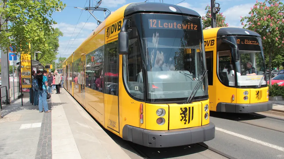 Die Busse und Bahnen der Dresdner Verkehrsbetriebe sollen künftig an Tempo gewinnen. (Symbolbild)