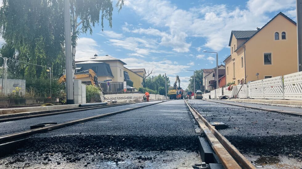 Die Gleise haben jetzt einen breiteren Abstand, damit die Stadtahnwagen aneinander vorbei kommen
