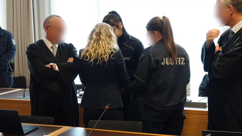 Ramona B soll ihren Mann mit einem Geländewagen überfahren haben, um so an sein Vermögen zu gelangen Ramona B soll ihren Mann mit einem Geländewagen überfahren haben, um so an sein Vermögen zu gelangen