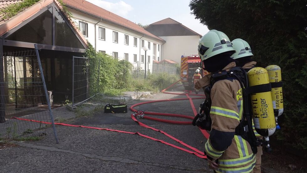 Die Feuerwehrleute rücken am Donnerstag erneut zum ehemaligen "Leonardo Hotel" in Freital aus.