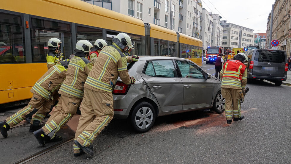 Der Skoda krachte gegen die Bahn.