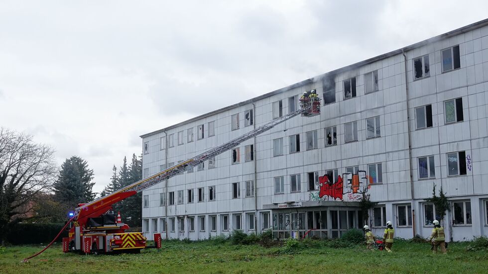 Im gesamten Gebäude breitete sich giftiger Brandrauch aus. Im gesamten Gebäude breitete sich giftiger Brandrauch aus.