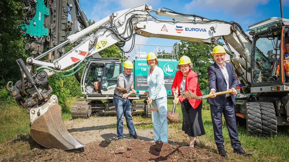 Torsten Seiler (Leiter Investitionen SEDD), Gunda Röstel (Kaufmännische Geschäftsführerin SEDD), Umweltbürgermeisterin Eva Jähnigen und Ralf Strothteicher (Technischer Geschäftsführer SEDD)