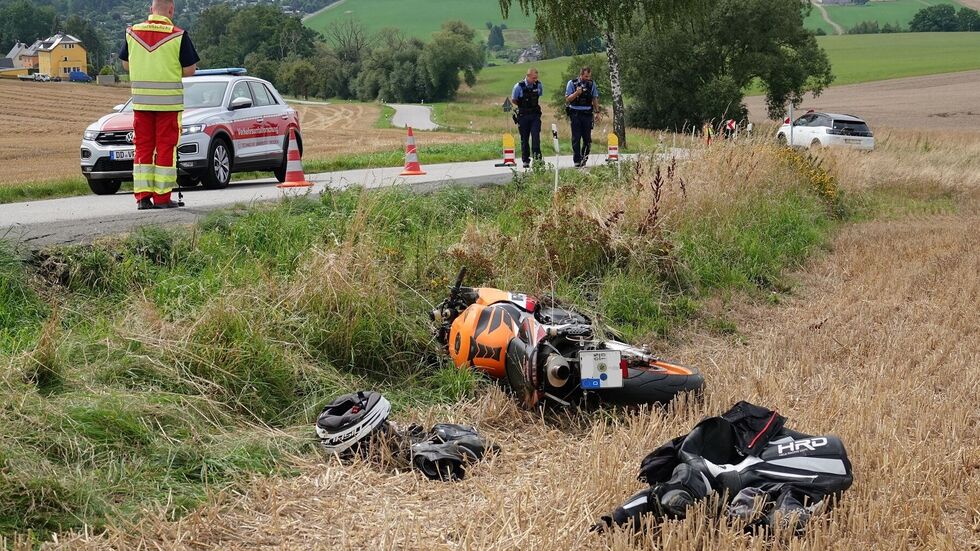 Der Biker stürzte in den Straßengraben