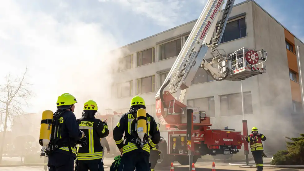 Bei der Übung wurde ein Brand in einer Schule angenommen Bei der Übung wurde ein Brand in einer Schule angenommen
