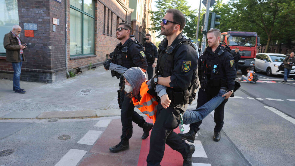 Ein Teilnehmer der Demonstration wird weggetragen.