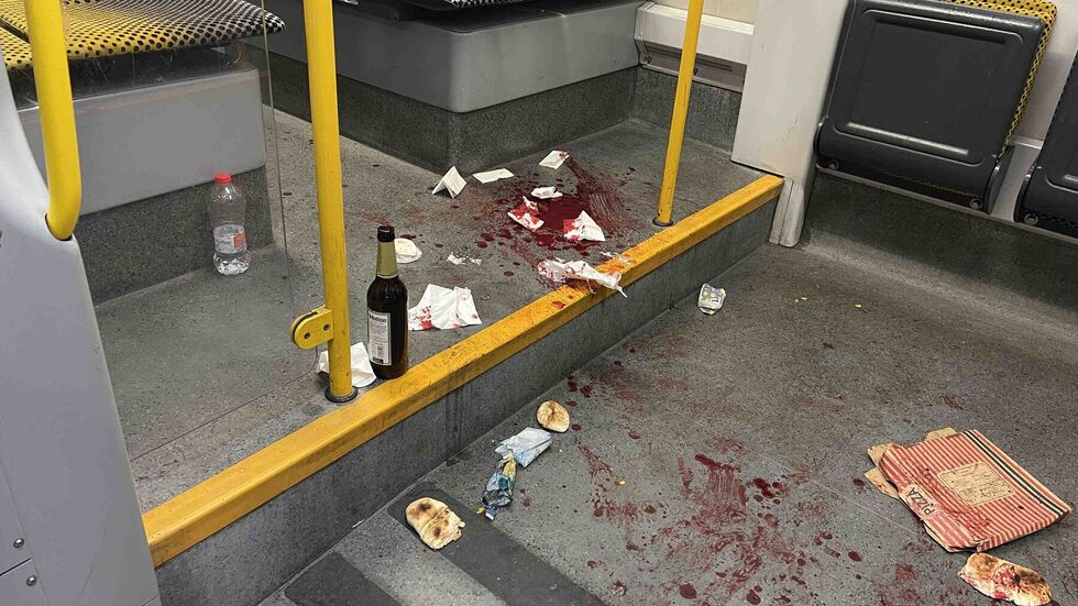 Die blutverschmierte Straßenbahn nach der Attacke. Die blutverschmierte Straßenbahn nach der Attacke.