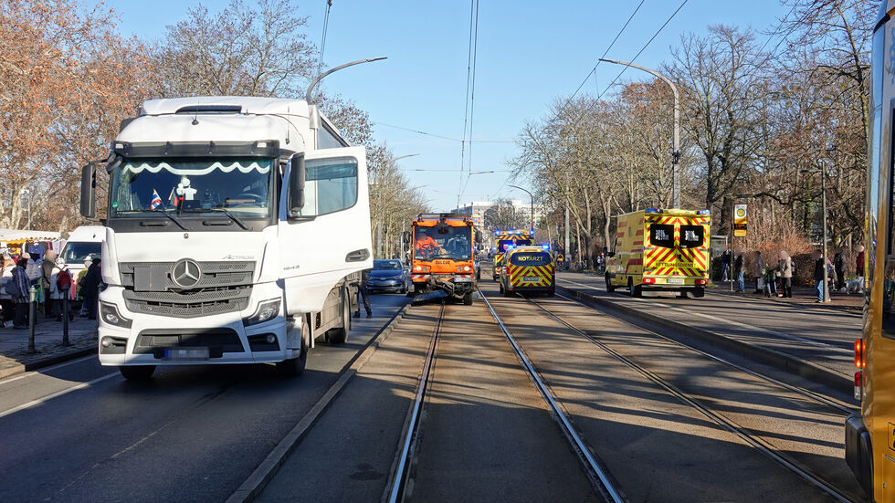 Auf der Lennéstraße, in Höhe des Wochenmarktes, kam es zu dem tragischen Unfall. Der LKW steht auf der Lennéstraße.