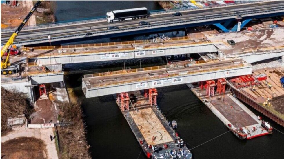Ähnlich wie bei dieser Brücke soll die Carolabrücke auf Pontons (schwimmende Schiffe) gehoben und dann seitlich ans Ufer gefahren werden, um dort rückgebaut zu werdenb Ähnlich wie bei dieser Brücke soll die Carolabrücke auf Pontons (schwimmende Schiffe) gehoben und dann seitlich ans Ufer gefahren werden, um dort rückgebaut zu werdenb
