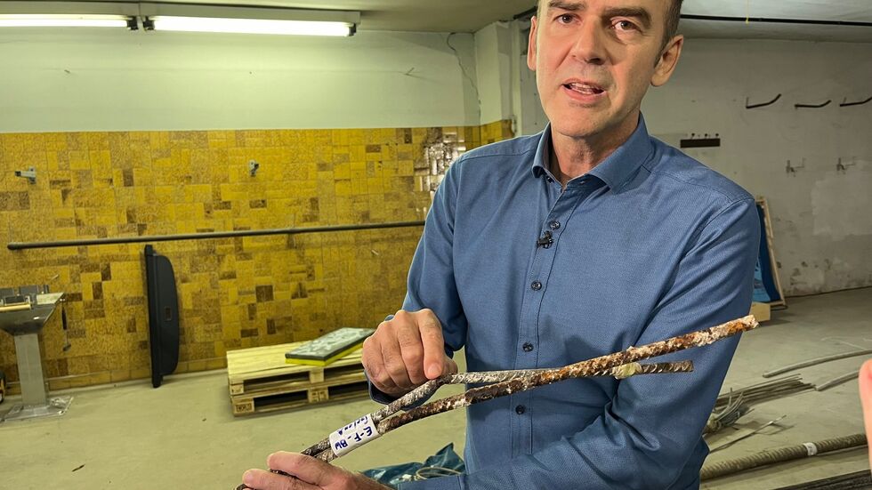 Prof. Steffen Marx von der TU Dresden hat marode Brückenteile gesichert, zeigt auf einen fast durchgerosteten Stahlträger Prof. Steffen Marx von der TU Dresden hat marode Brückenteile gesichert, zeigt auf einen fast durchgerosteten Stahlträger