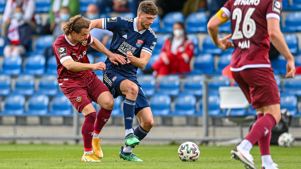 Yannick Stark im Zweikampf mit dem Hachinger Patrick Hasenhüttl