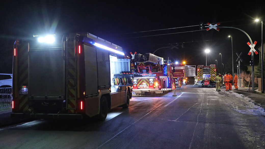 Die Einsatzkräfte auf der Auerstraße in Coswig.