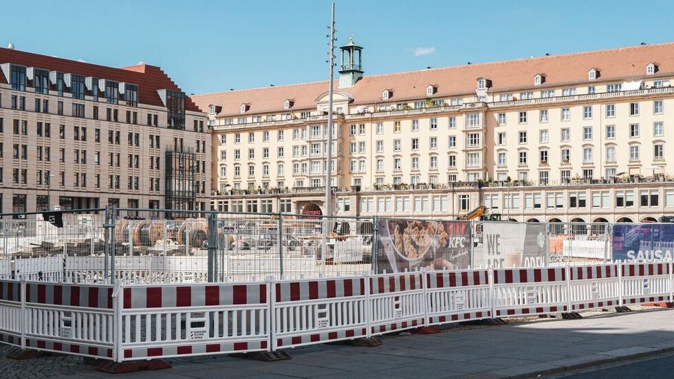 Drei Monate lang war Pause, nun kehren die Zäune am Altmarkt wieder zurück. (Archivbild von 2022)