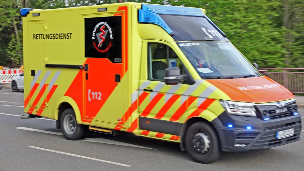 Ein Rettungsdienst wurde in Dresden attackiert. (Symbolbild)
