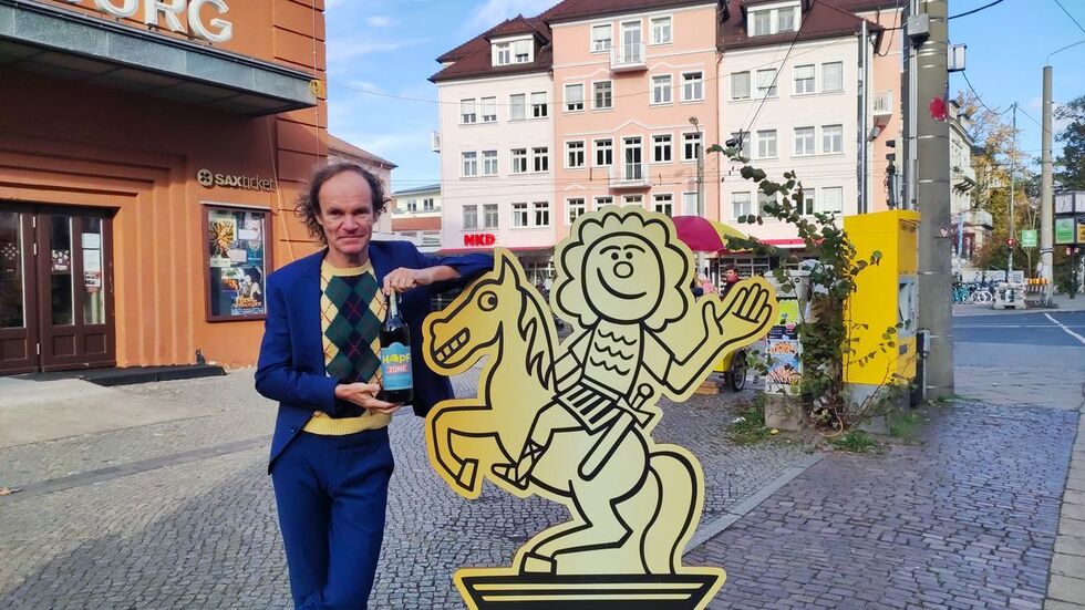 Stolz präsentiert Schirmherr Olaf Schubert das Programm zur 9. Humorzone -- natürlich mit exklusivem Bier.