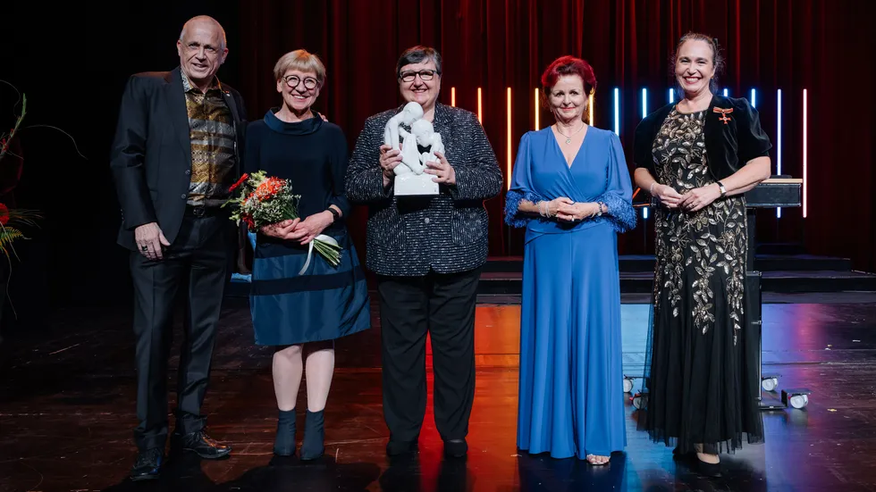 Stefan Hippler, Gudrun Anglis und Maria Decker (SOLWODI), Initiatorin Viola Klein und
Laudatorin Inge Bell Stefan Hippler, Gudrun Anglis und Maria Decker (SOLWODI), Initiatorin Viola Klein und
Laudatorin Inge Bell