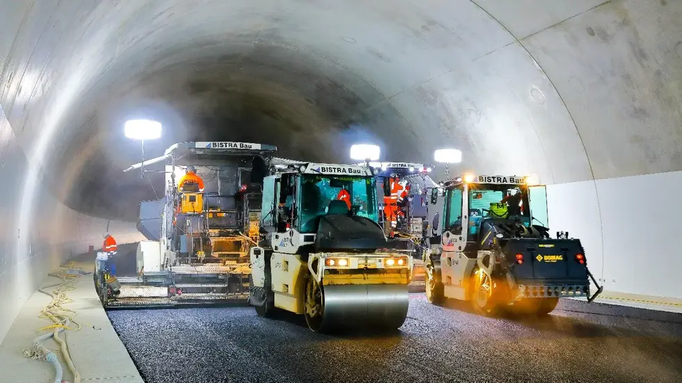 Der Kohlbergtunnel ist asphaltiert, jetzt fehlt noch die Tunnel-Technik und Beleuchtung Der Kohlbergtunnel ist asphaltiert, jetzt fehlt noch die Tunnel-Technik und Beleuchtung