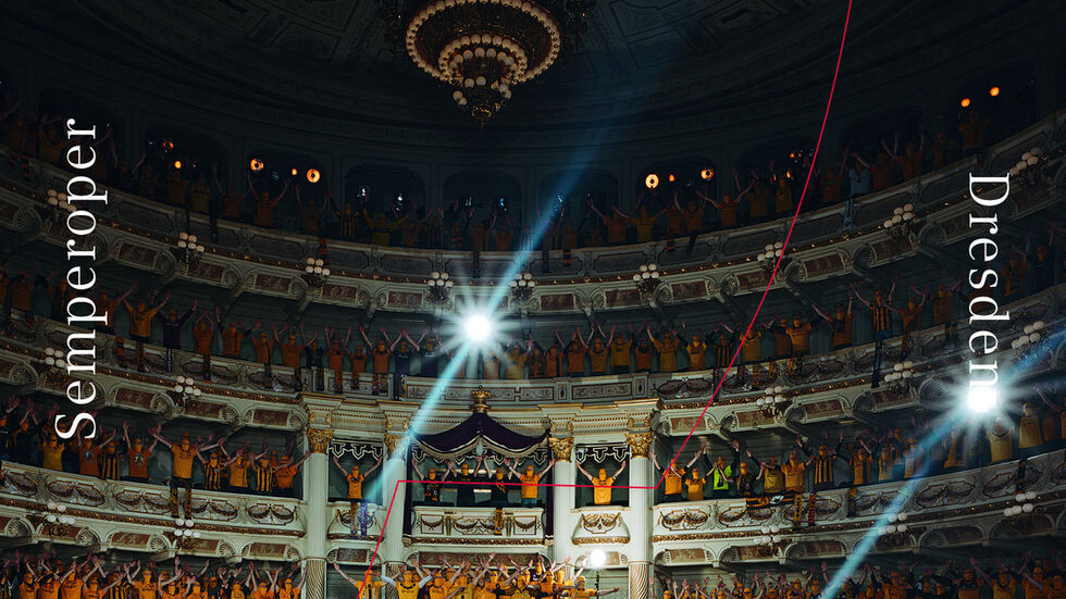 Über 1000 Dynamo-Fans wirkten mit, für das neue Werbeplakat der Semperoper (Foto: ©Semperoper Dresden/Fotograf: Andreas Mühe) Über 1000 Dynamo-Fans wirkten mit, für das neue Werbeplakat der Semperoper (Foto: ©Semperoper Dresden/Fotograf: Andreas Mühe)