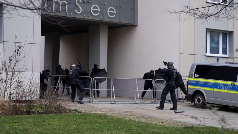 Eine Auseinandersetzung zwischen Beamten und Demonstranten.