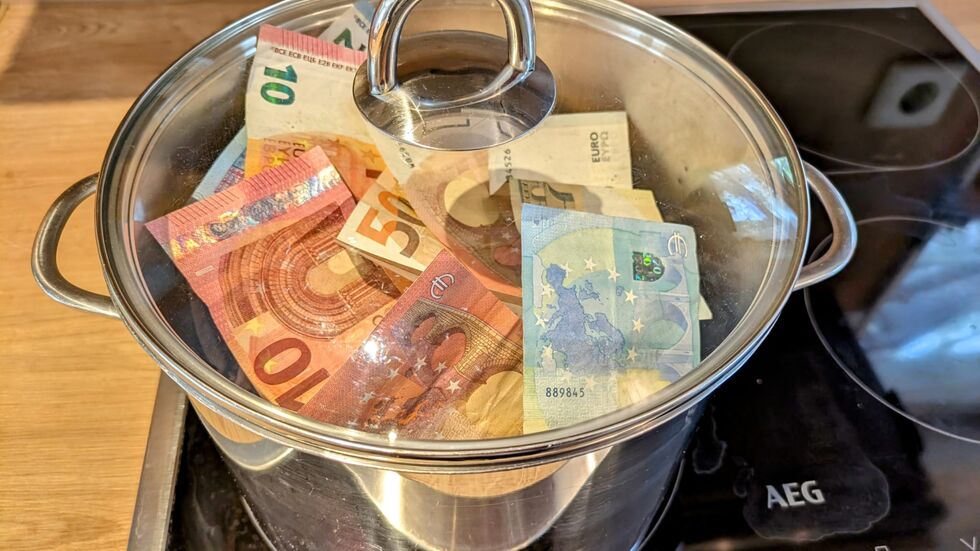 Geld in den Kochtopf rein und dann rausstellen: Mit dieser Masche haben Betrüger eine Seniorin um viel Geld gebracht. (Symbolbild) Geld in den Kochtopf rein und dann rausstellen: Mit dieser Masche haben Betrüger eine Seniorin um viel Geld gebracht. (Symbolbild)